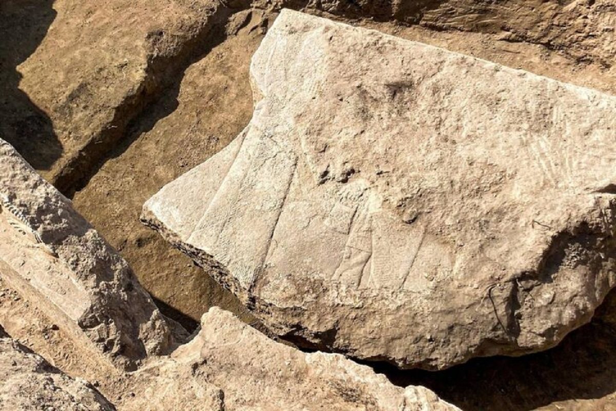 سنگنگاره ۱۲ تنی «شاه آشور» از زیر خاک بیرون آمد