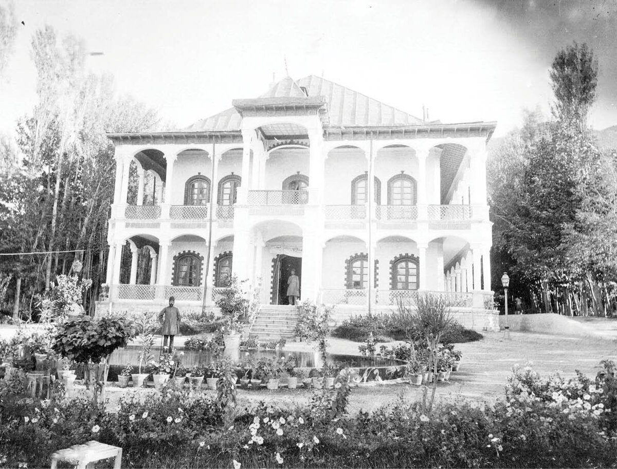 رسم عجیبی که در تهران اجرا می شد (+عکس)