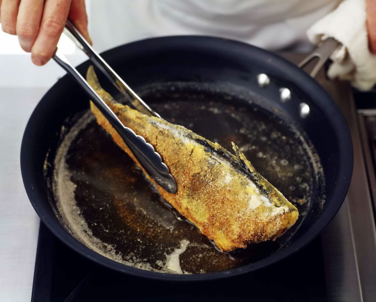 بهترین ترفند برای سرخ کردن ماهی-سرخ کردن در ماهیتابه