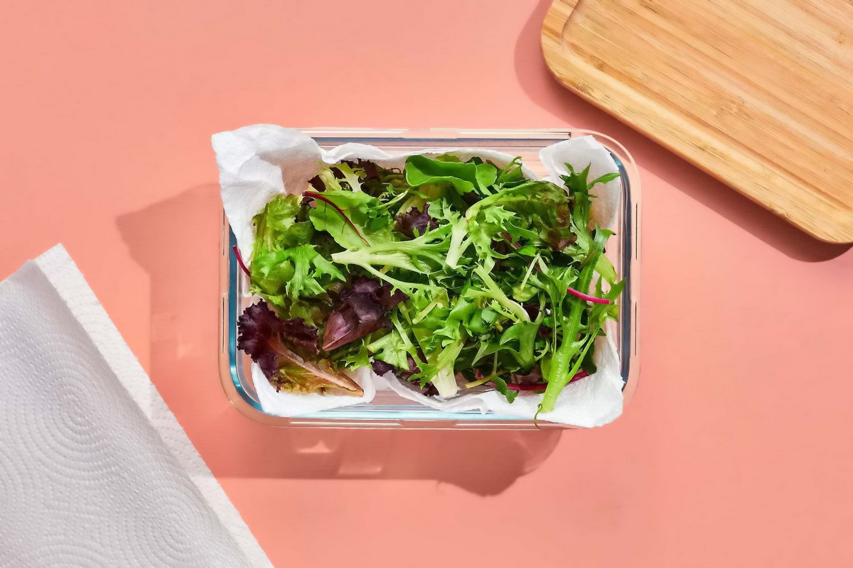 بهترین ترفند نگهداری سبزی خوردن-استفاده از جعبه و دستمال کاغذی