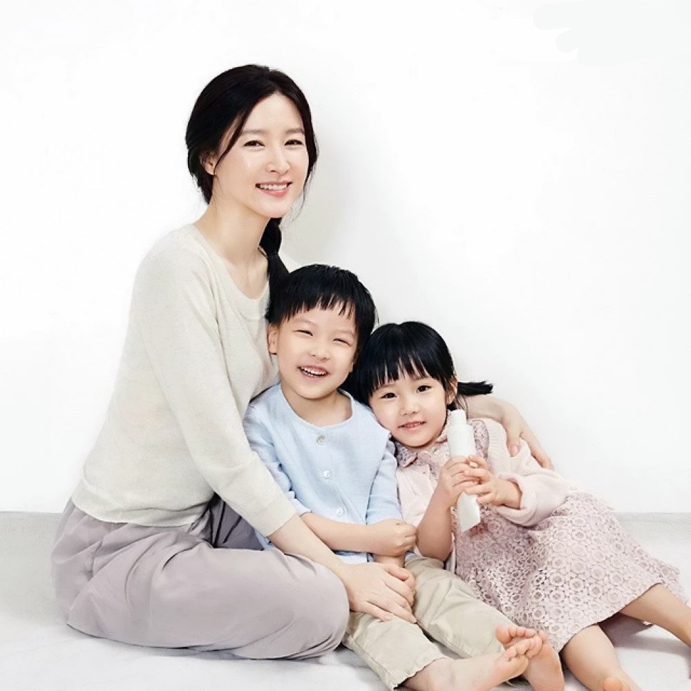 یانگوم بازیگر سریال جواهری در قصر به همراه فرزندانش