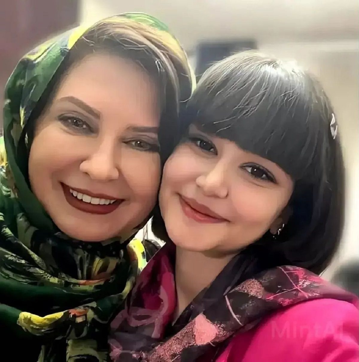لعیا-زنگنه-در-58-سالگی-و-دخترش