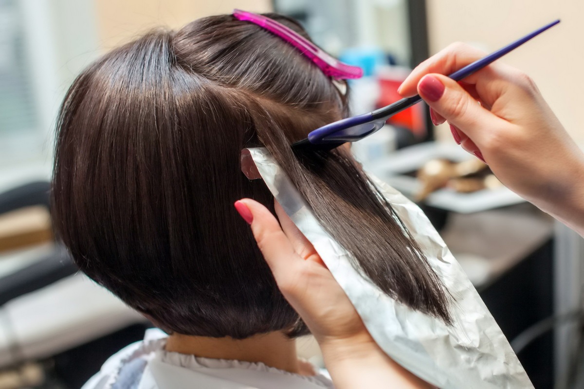 جلوگیری از ریزش مو با 10 نکته ساده-استفاده از خدمات حرفه ای رنگ مو