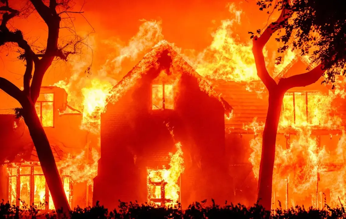 1 topshot us weather fire پاریس هیلتون ۱۰۰,۰۰۰ دلار برای کمک به قربانیان آتشسوزیها اهدا کرد - گیمفا