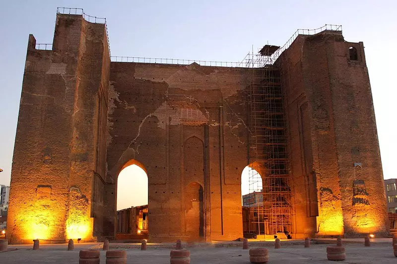 ارگ تبریز یا ارگ علیشاه در شب؛ منبع عکس: tabriz.ir؛ عکاس: نامشخص
