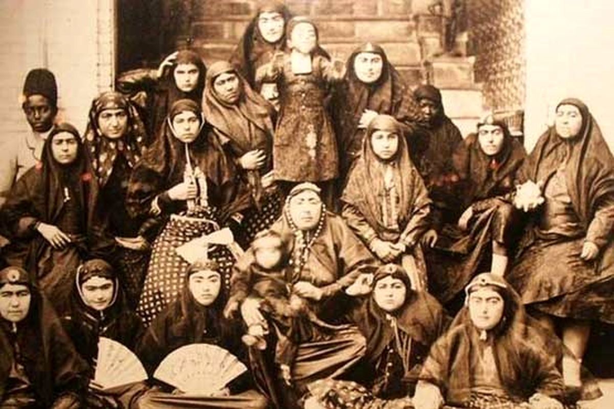 از بانوی قدبلند قجری با گردنآویز خاص تا آب تنی در سواحل مازندران و نمای خاطرهانگیز خانهای در کردستان (+عکس)