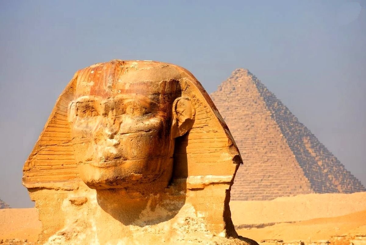مشهورترین مجسمۀ مصر باستان شبیه کیست؟