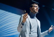 حرکت مداوم دست ها هنگام صحبت-1